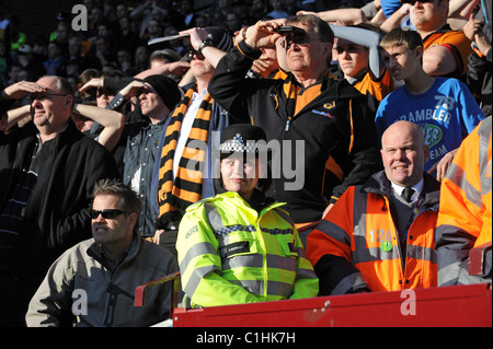 Une police woman et steward de football en football foule uk Banque D'Images