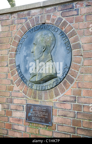 Plaque en Étrurie, Stoke on Trent parc commémorant Thomas Wedgwood en tant que fondateur de la photographie Banque D'Images