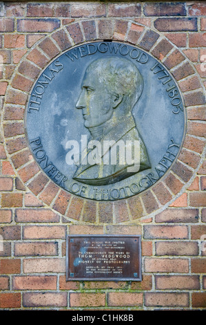 Plaque en Étrurie, Stoke on Trent parc commémorant Thomas Wedgwood en tant que fondateur de la photographie Banque D'Images