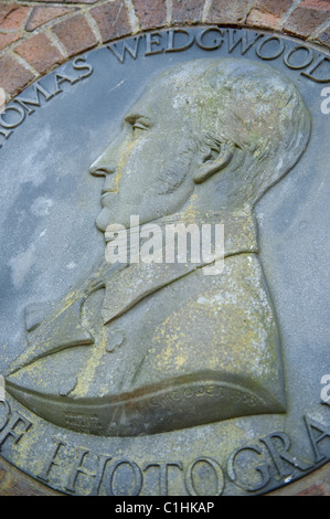 Plaque en Étrurie, Stoke on Trent parc commémorant Thomas Wedgwood en tant que fondateur de la photographie Banque D'Images