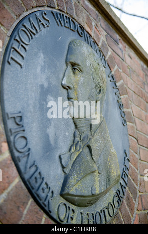 Plaque en Étrurie, Stoke on Trent parc commémorant Thomas Wedgwood en tant que fondateur de la photographie Banque D'Images