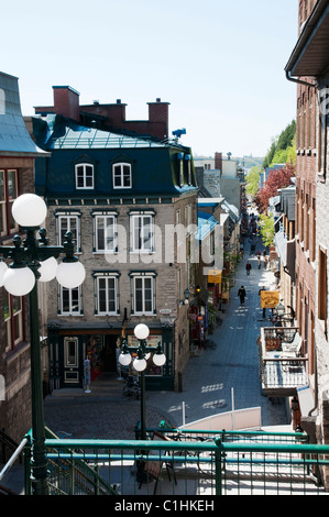 Rue Petit Champlain depuis le haut de l'escalier "casse-cou" dans la vieille ville de Québec. Banque D'Images