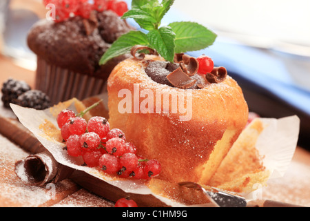 Chocolat noir fourré au chocolat et gâteau muffin Banque D'Images