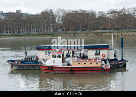 Barge de ravitaillement sur la Tamise, à côté de l'Albert Embankment, Lambeth, London Banque D'Images