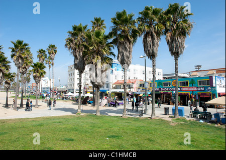 Célèbre promenade de Venice Beach accueille près de deux kilomètres de boutiques, restaurants et vendeurs de rue Banque D'Images