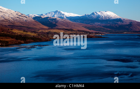 Lochcarron village et loch de mer avec Sgorr Ruadh enneigées (à gauche) et à l'horizon Tholl Fuar Banque D'Images