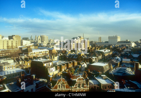 Toits de Londres avec de la neige à la recherche au sud-est de St Giles à Covent Garden en direction de la ville de Londres Banque D'Images