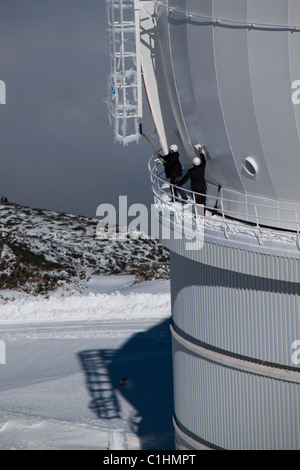 L'équipe de l'opération de nettoyage est le dôme du télescope à partir de la glace et de la neige en hiver au blanc (La Palma, Espagne). Banque D'Images