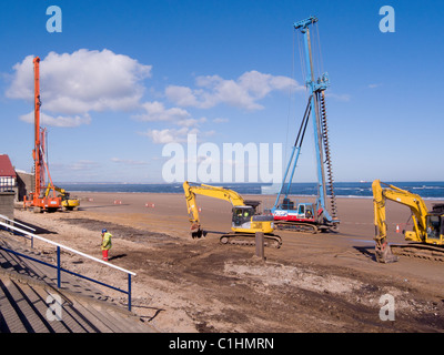 Usine de construction d'un nouveau mur de la mer sur la plage à Redcar Cleveland Mars 2010 Banque D'Images