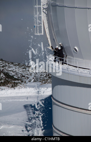 L'équipe de l'opération de nettoyage est le dôme du télescope à partir de la glace et de la neige en hiver au blanc (La Palma, Espagne). Banque D'Images