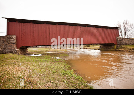 Weaver's Mill Covered Bridge Blue Ball, PA Banque D'Images