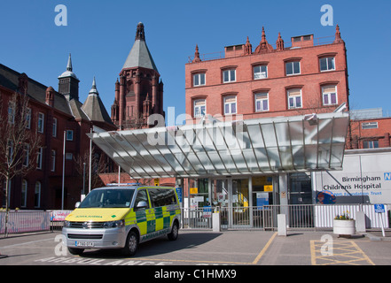 Birmingham Children's Hospital avec Ambulance, West Midlands, England, UK Banque D'Images