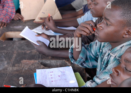 Les anciens enfants soldats apprennent à lire et à écrire le français au Centre de transit et d'orientation pour les anciens enfants soldats, géré par le CAJED, une ONG congolaise soutenue par l'UNICEF qui travaille avec des enfants et des jeunes défavorisés dans la ville de Goma. Congo RD Afrique Banque D'Images