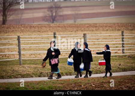 Filles Amish à pied à la maison de l'école à Vertou, PA. Banque D'Images