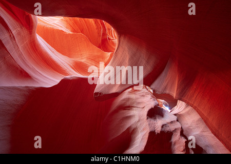 Large perspective des formations de grès coulantes et ondulantes à l'intérieur d'Antelope Canyon près de page, Arizona. Banque D'Images