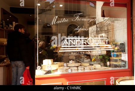 Paris, France - Androuet, célèbre fromagerie dans la rue Mouffetard Banque D'Images