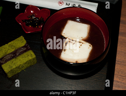 Oshiruko, une soupe sucrée de haricots rouges japonais servi avec des gâteaux de riz Banque D'Images