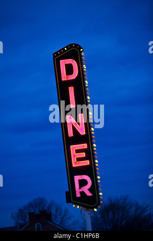 Diner Neon Sign against a blue sky à Vertou, PA. Banque D'Images