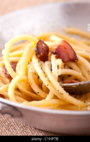Les pâtes à la carbonara - italien plat composé de pâtes aux œufs et bacon Banque D'Images