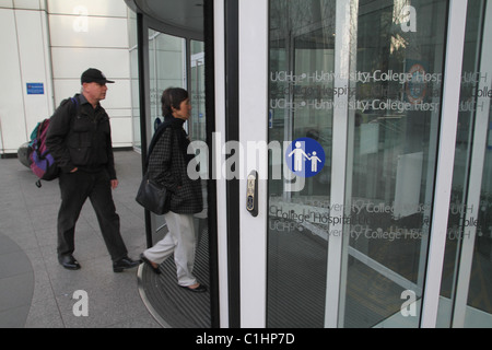 UK. Les visiteurs DE UCH HOSPITAL À LONDRES Banque D'Images