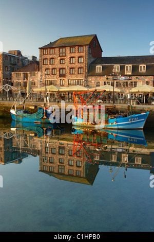 Aube aube sur Sutton Harbour sur l'historique de plymouth Devon UK Barbican Banque D'Images