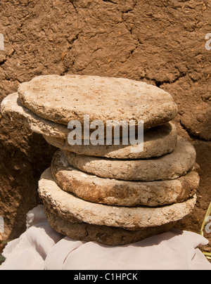 Faire cuire du pain de pita dans une ferme locale de Louxor, en Egypte Banque D'Images