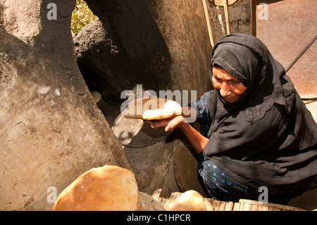 Faire cuire du pain de pita dans une ferme locale de Louxor, en Egypte Banque D'Images