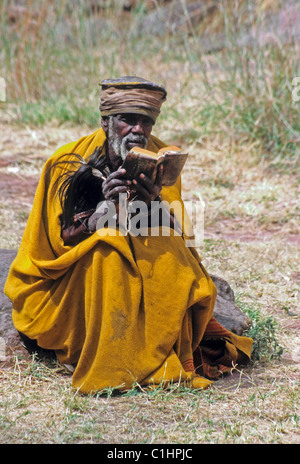 Prêtre l'étude des écritures religieuses, Lalibela, Éthiopie Banque D'Images