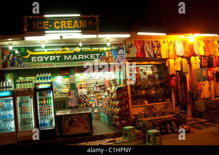 Promenade nocturne à Assouan, Egypte Banque D'Images