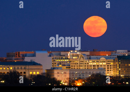 La hausse de la soi-disant Super Pleine Lune prises à proximité de l'Iwo Jima Memorial d'Arlington, VA, à l'est sur Washington DC. Le phénomène Supermoon se produit lorsque la pleine lune passe plus près de la terre, l'augmentation de la taille de la lune dans le ciel nocturne. Banque D'Images