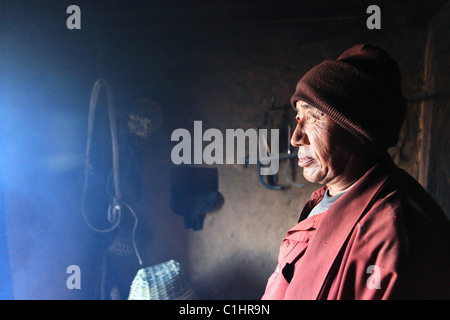 L'homme dans l'Himalaya népalais Banque D'Images