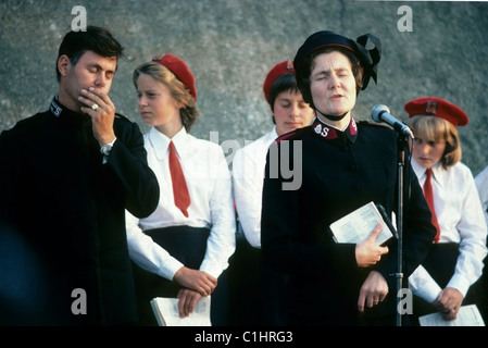 Membres homme et femmes de l'Armée du Salut bande en uniforme priant et parlant dans les rues du Norfolk Angleterre Royaume-Uni années 1970 années 1973 70 années soixante-dix KATHY DEWITT Banque D'Images