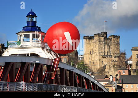 Nez rouge de jour à Newcastle, le pont tournant sur la rivière Tyne obtient un nez rouge. Dans l'arrière-plan est garder Newcastle. Sw England Banque D'Images