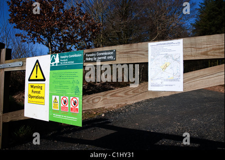 Avertissement sur une porte, qui mène à une commission forestière en plantation et d'abattage qui d'autres travaux sont en place Banque D'Images