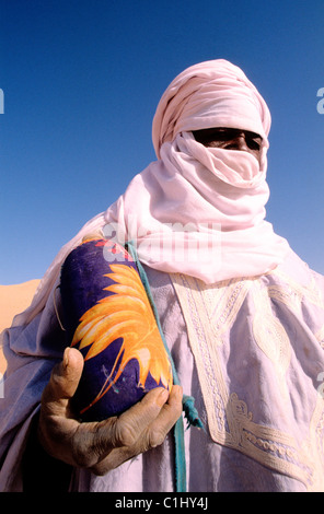 L'Algérie, Sahara, près de Djanet oasis, Erg Admer, chanteur touareg Baly Banque D'Images