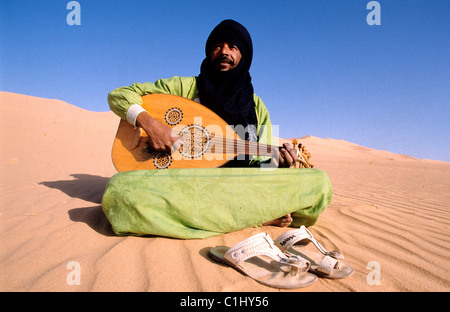 L'Algérie, Sahara, Tassili N'Ajjer, chanteur touareg Baly dans les dunes près de l'oasis de Djanet Banque D'Images