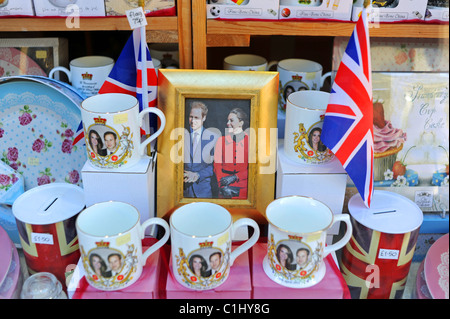 Encadrés prêt pour le mariage de Son Altesse Royale le Prince William à Kate Middleton dans une vitrine à Buxton UK Banque D'Images