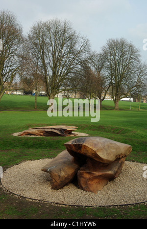 Deux sculptures en bois sur des bases de gravier à Becket's Park, Northampton Banque D'Images