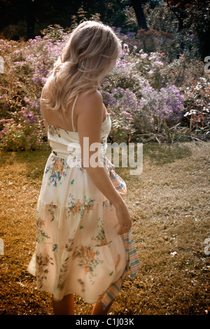 Woman Walking in Jardin, High Park, Toronto, Ontario, Canada Banque D'Images