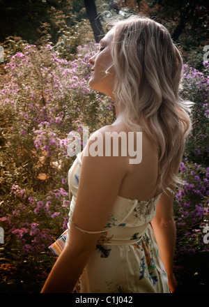 Woman in Garden, High Park, Toronto, Ontario, Canada Banque D'Images