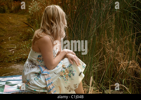 Woman sitting by Lake, High Park, Toronto, Ontario, Canada Banque D'Images