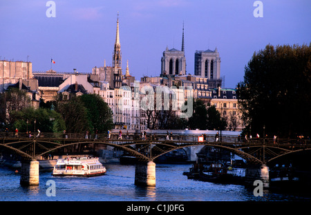 France Paris bords de Seine River inscrite au Patrimoine Mondial de l'UNESCO Pont des arts (bridge) et l'Ile de la Cité Notre Dame Banque D'Images