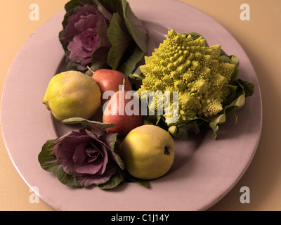 Kale floraison, coings, poires et chou-fleur Romain Forelle Banque D'Images