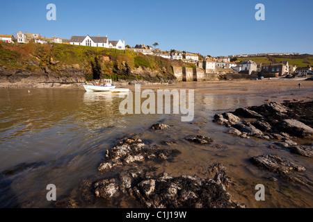 Vue sur le port Isaac, Cornwall. Utilisé comme décor de la série TV 'Doc Martin'. Banque D'Images