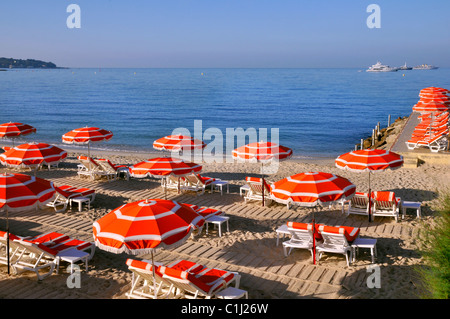 Parasols et transats sur la plage de Juan les Pins sur la côte d'Azur Banque D'Images