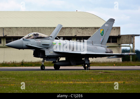 La Royal Air Force - Eurofighter Typhoon RGF.4 de 3 Squadron RAF Coningsby décolle lors d'un affichage dans le Royaume-Uni. Banque D'Images