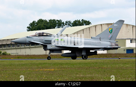 La Royal Air Force - Eurofighter Typhoon RGF.4 de 3 Squadron RAF Coningsby décolle lors d'un affichage dans le Royaume-Uni. Banque D'Images