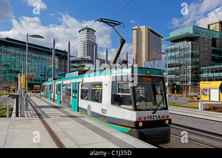 Tramway métro au terminus de Salford Quays Manchester Metrolink next la BBC North West siège à Media City. Banque D'Images