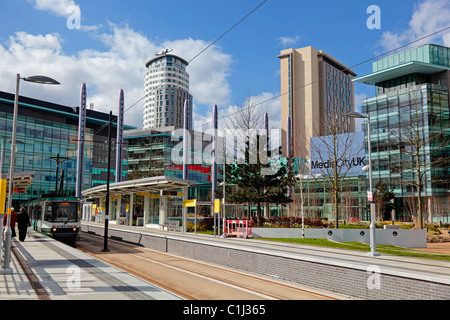 Tramway métro au terminus de Salford Quays Manchester Metrolink next la BBC North West siège à Media City. Banque D'Images