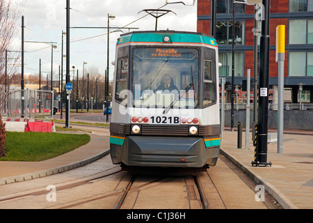 Tramway métro au terminus de Salford Quays Manchester Metrolink next la BBC North West siège à Media City. Banque D'Images